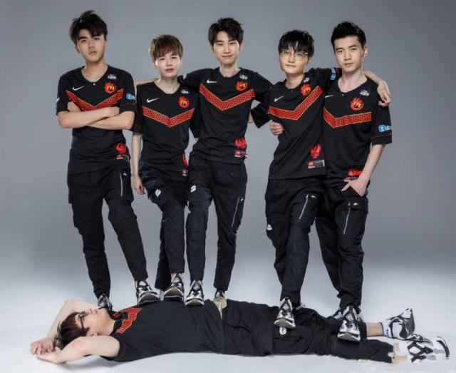 球迷们带来 球迷们带来